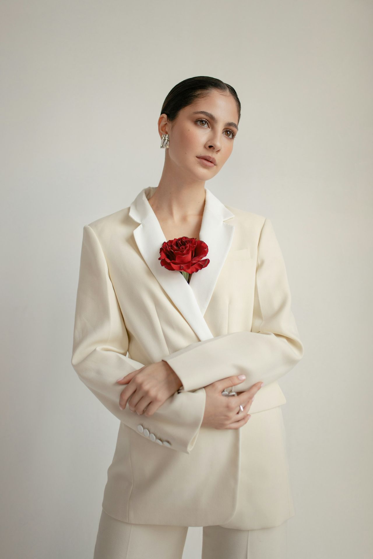 How to Style Blazers&#34;: Woman demonstrating how to style a blazer